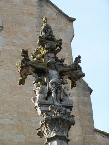 Détail du Calvaire situé devant l'église de Mogneneins