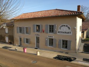 Le Cheval Blanc à Mogneneins - Bar Restaurant Petite épicerie - Bienvenue !